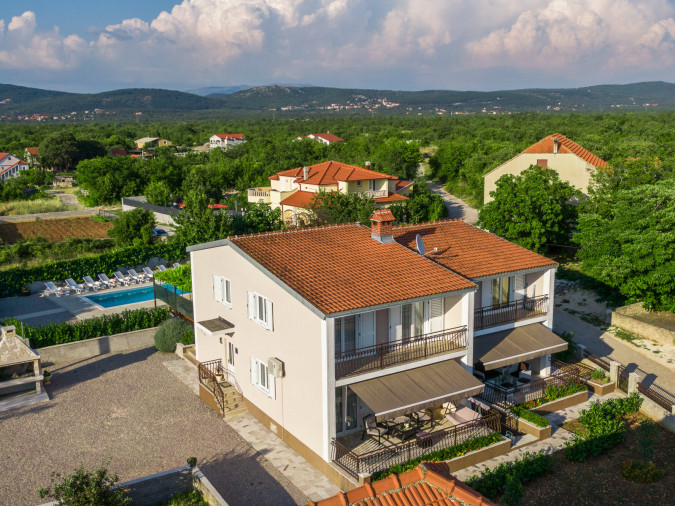 Modernes und ger&auml;umiges &Auml;u&szlig;eres, Modern XXL Villa Katuni