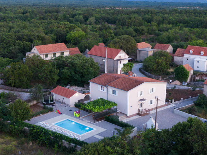 Modernes und ger&auml;umiges &Auml;u&szlig;eres, Modern XXL Villa Katuni